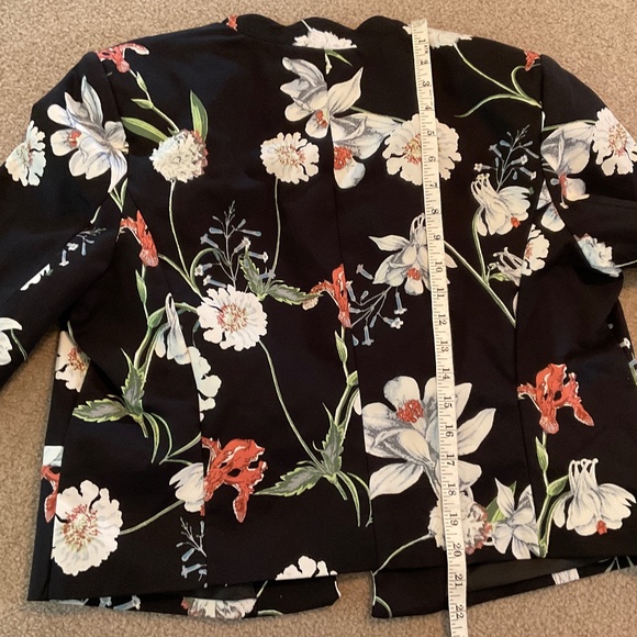 size petite XL, new condition, bust up to 42” inches, pretty flowers 🌸 blazer - Picture 7 of 11